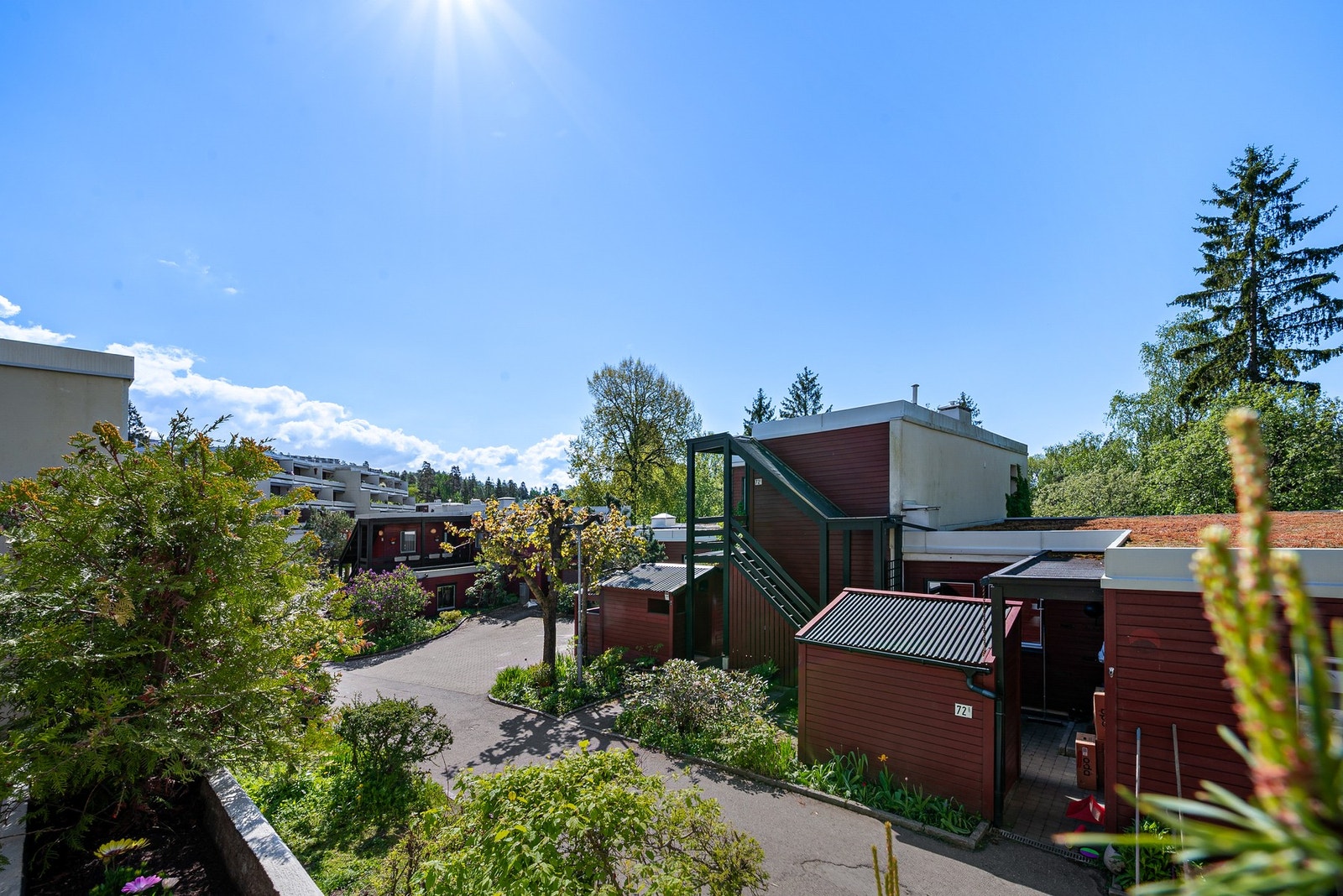 Trivelig utsyn fra terrassen. Det er lite innsyn og grønne, trivelige omgivelser. Galleribilde