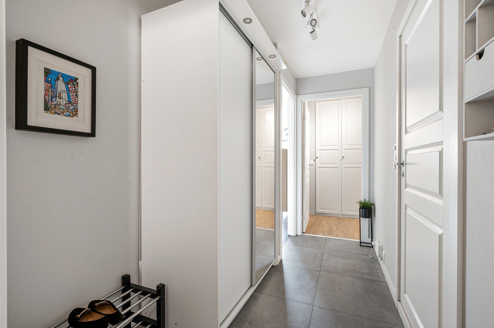 Flislagt entré/gang med gulvvarme og skyvedørsgarderobe. Galleribilde