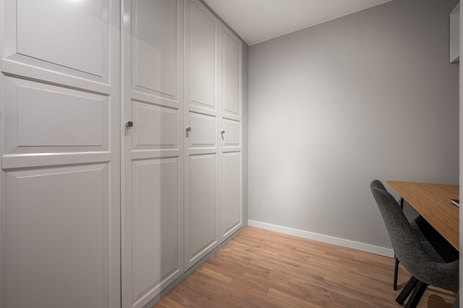 Disponibelt rom kan innredes som walk-in garderobe, kontor m.m. Galleribilde