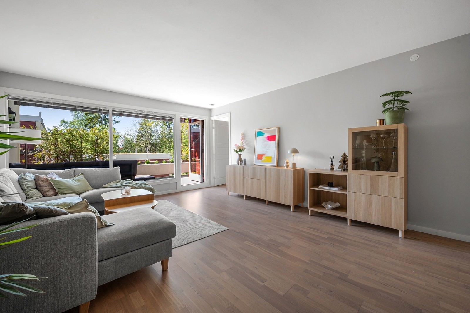 Lys og luftig stue med god plass til sofa/sittegruppe. Galleribilde