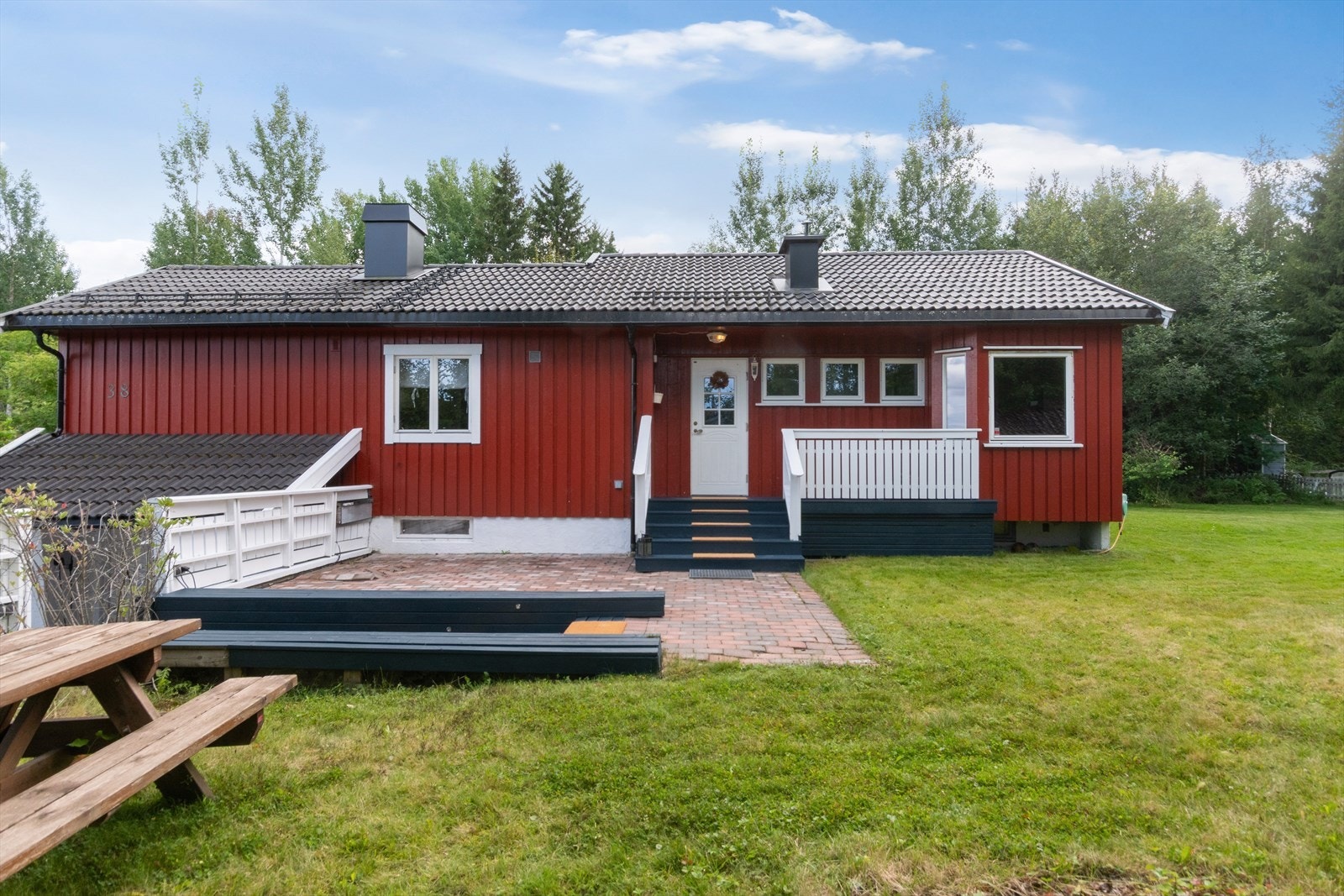 Tomten romslig og skjermet, så her kan man nyte livet til fulle! Et hyggelig inngangsparti som er steinbelagt foran. Galleribilde