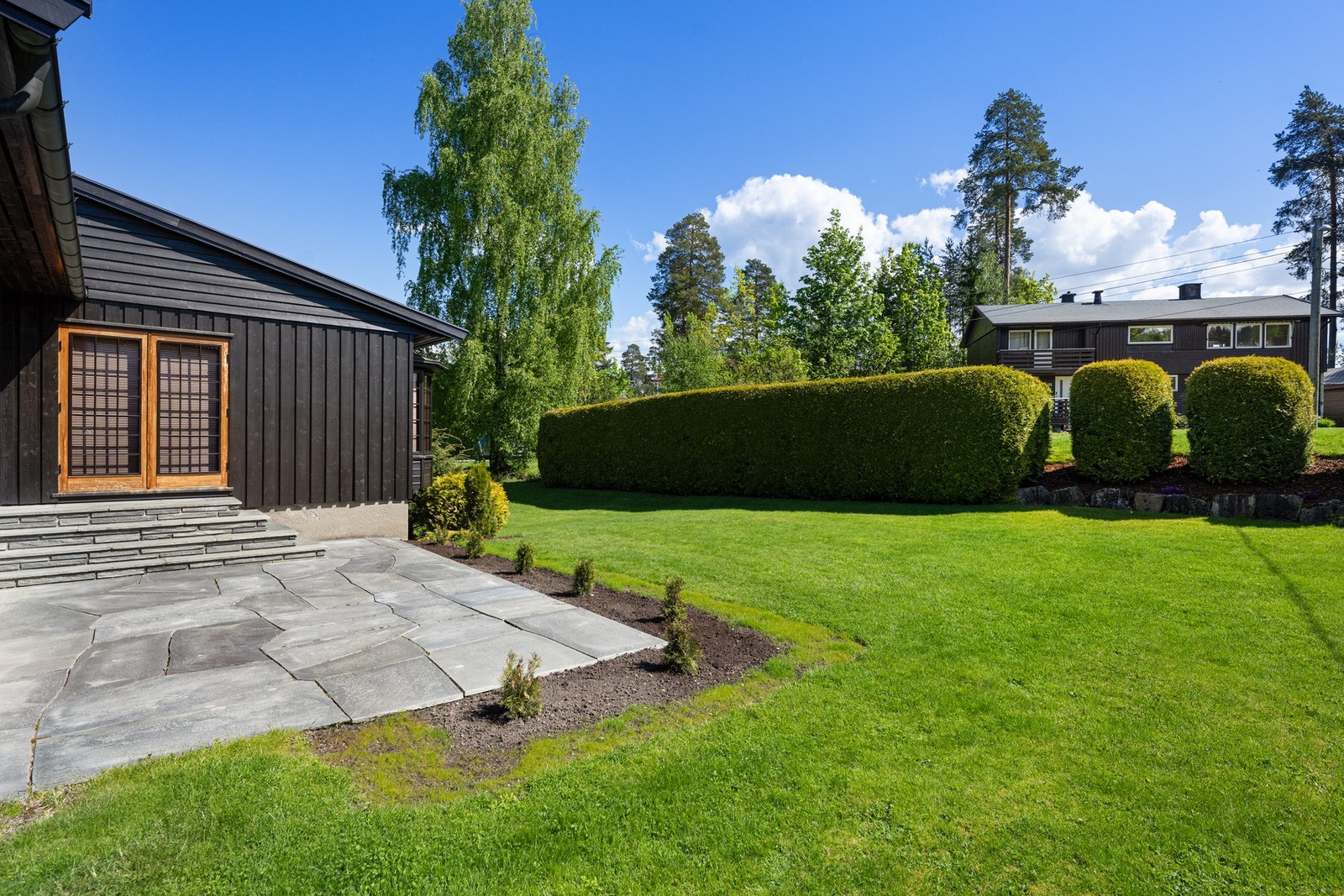 Stor og innbydende gressplen - ideell for trampoline, ballspill og sommeraktiviteter. Galleribilde