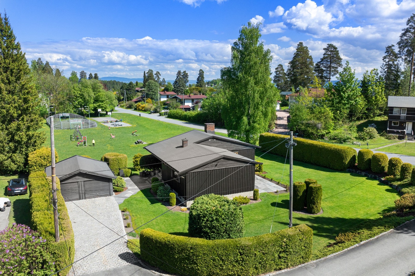 Eiendommen har en familievennlig plassering i rolig og etablert boligområde. Galleribilde