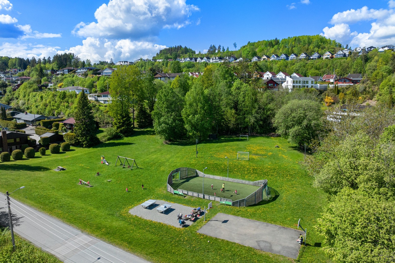 Attraktiv plassering i et barnevennlig nabolag med fantastisk lekeplass rett ved siden av. Galleribilde