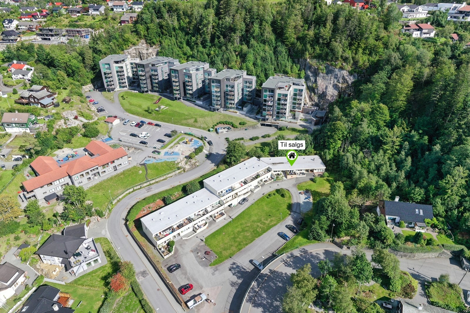 Boligen ligger tilbaketrukket i et etablert og familievennlig område på Øvsttun. Galleribilde