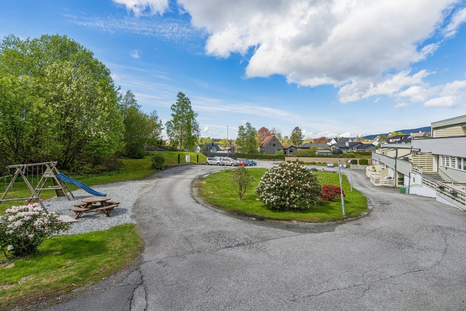 Sameiets fellesarealer er pent opparbeidet med plen og beplantning. Parkeringsplasser på sameiets fellestomt. Galleribilde