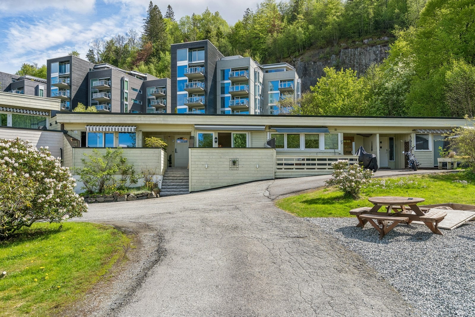 Boligen ligger i et attraktivt og rolig nabolag med kort vei til Nesttun sentrum og Bybanen. Galleribilde