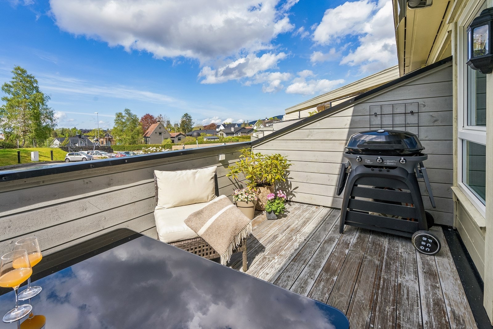 Dette er en velholdt 2-roms selveierleilighet med en stor terrasse som har meget gode solforhold. Galleribilde