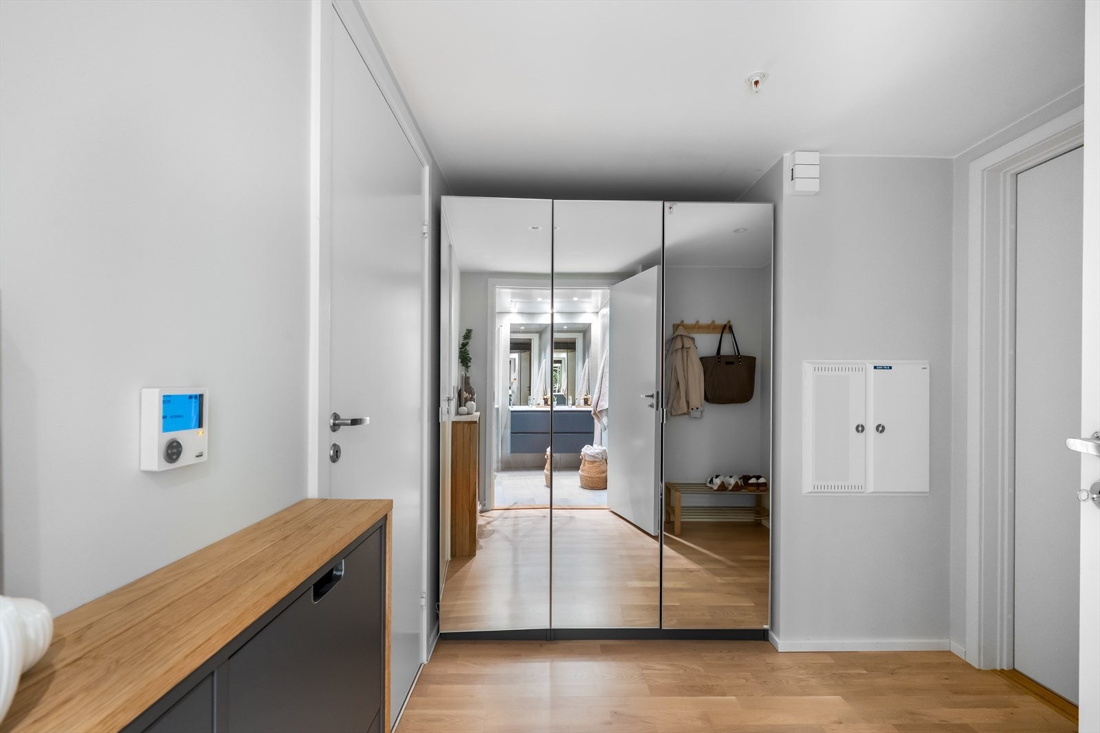 Gode lagringsmuligheter i entréen. Galleribilde