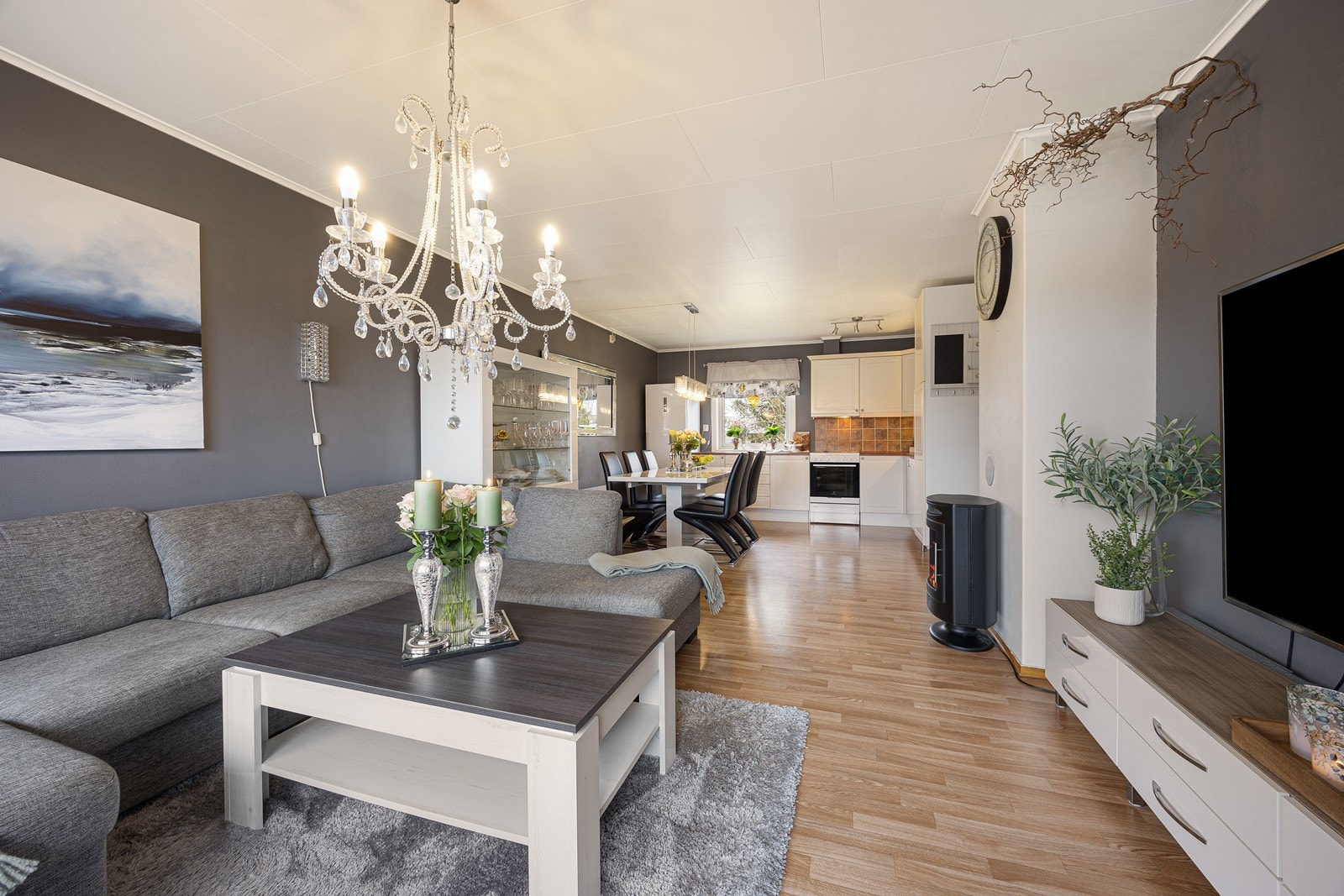 Det er installert peisovn i stuen for vedfyring, men eier benytter ikke ildstedet og har fritak for feie- og tilsynsgebyr. Galleribilde
