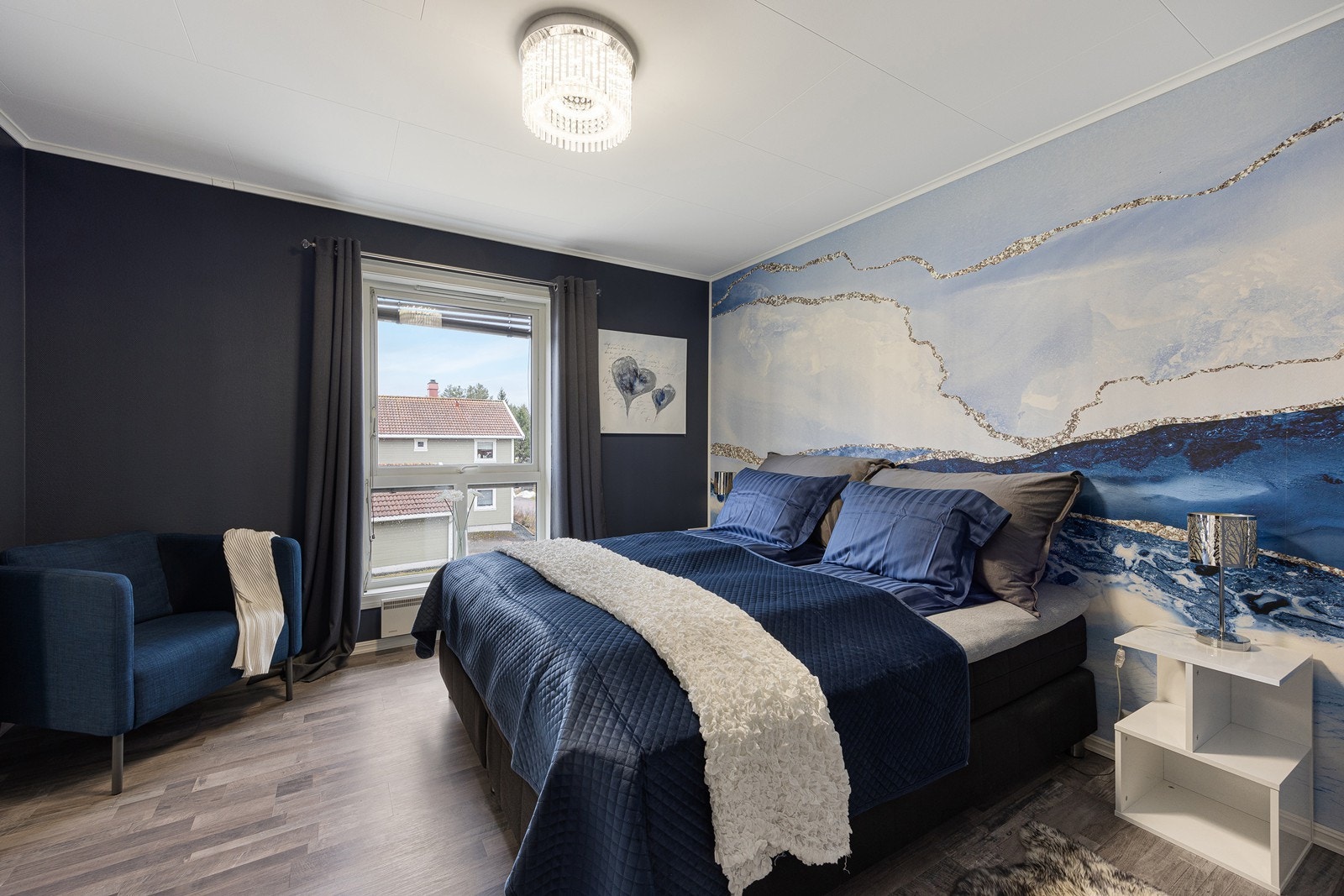 Det er to gode soverom i leiligheten, og begge er malt opp i dype, delikate fargetoner som står godt til laminatgulvene. Galleribilde