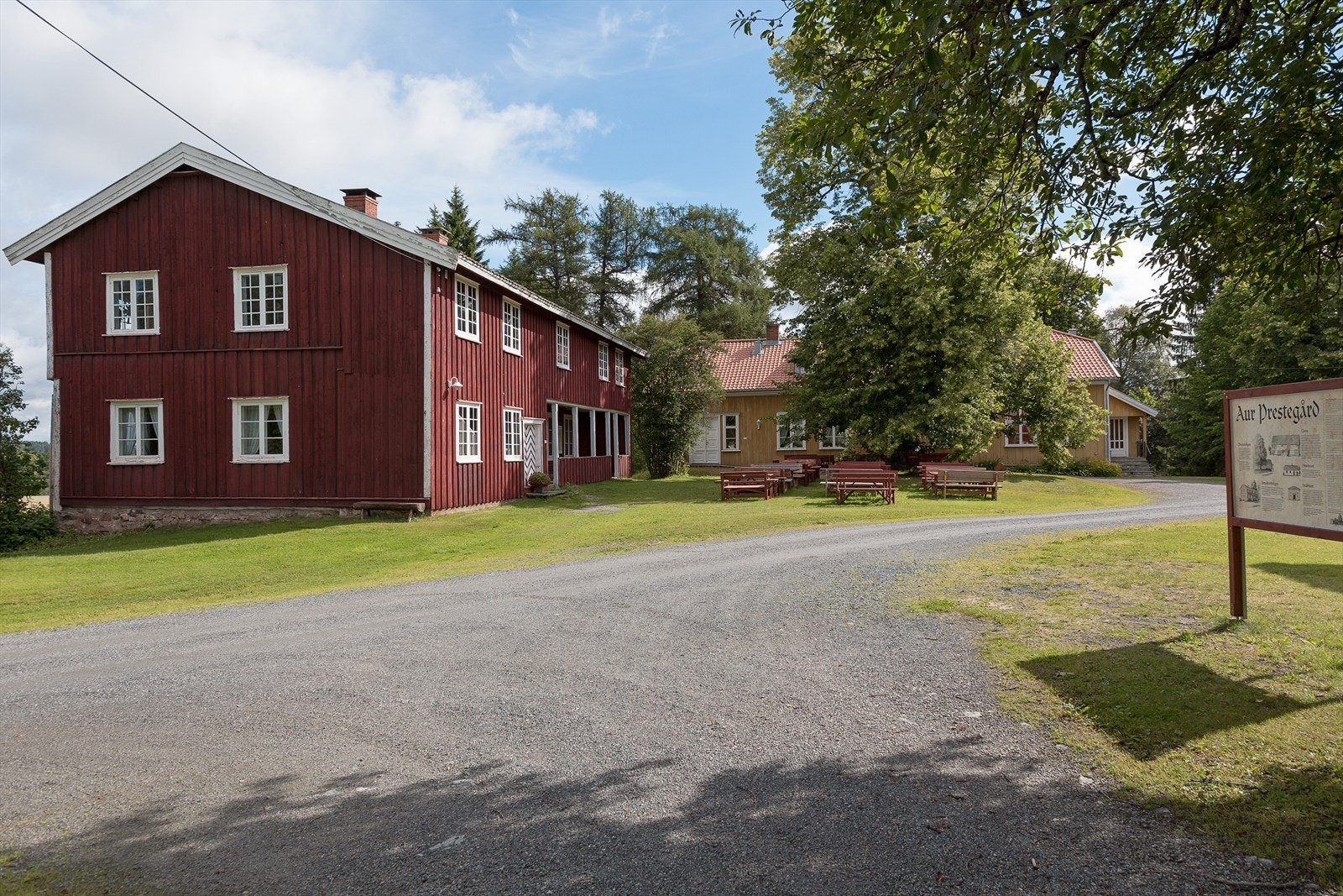 Midt i sentrum, i en grønn lunge, ligger Aur Prestegård - en møteplass for kultur, tradisjon og opplevelser. Aur Prestegård byr på husflidsaktiviteter, loppemarked, kunstutstillinger, seniortreff, 17. maifeiring, julemarked med mer. Galleribilde