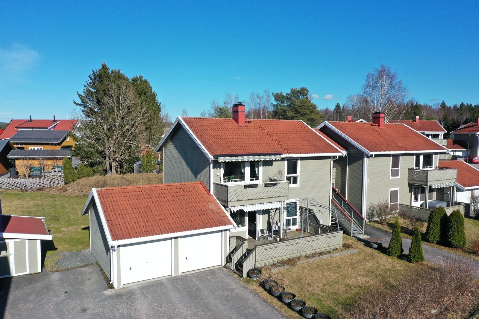 Gårdsplassen foran garasjen er asfaltert. Galleribilde