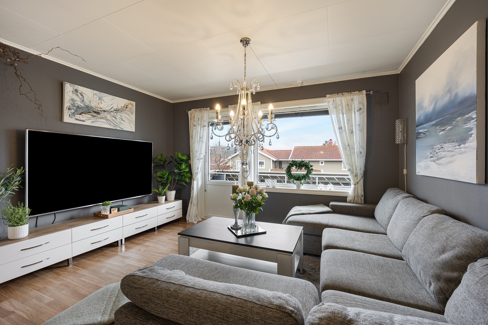 Dagslyset strømmer inn via store vinduer i hver ende av rommet, og ved stuesonen er det utgang til en sydvestvendt balkong på ca. 7 kvm. Galleribilde