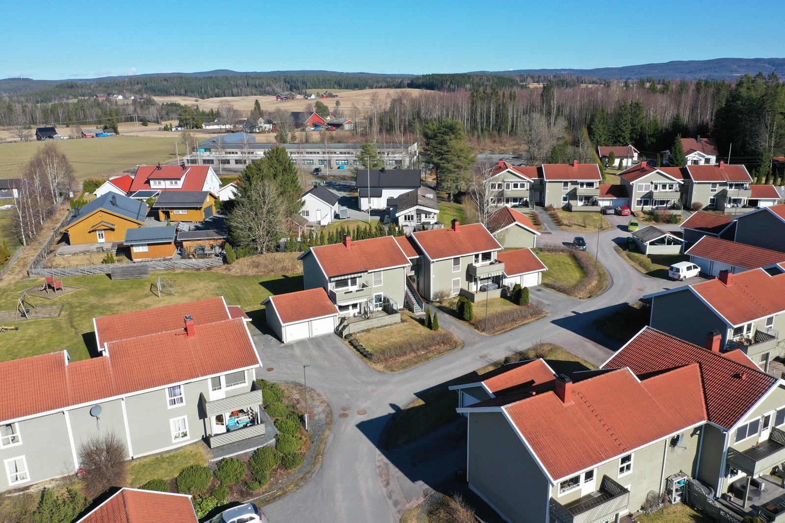 Aurskog er et levende og attraktivt tettsted nordvest i Aurskog-Høland kommune, omgitt av vakker natur og med et sterkt lokalt fellesskap. Et årlig høydepunkt er Aurskogmart´n, en populær folkefest som samler store og små til handel, kultur og hygge. Galleribilde