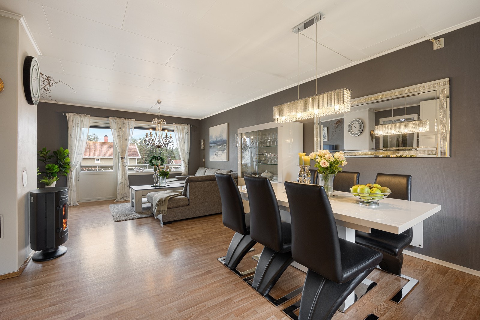 Stuen ligger i åpen løsning med kjøkkenet, og sammen danner de et gjennomgående og innbydende allrom med lun atmosfære. Foto Svein Michaelsen. Galleribilde