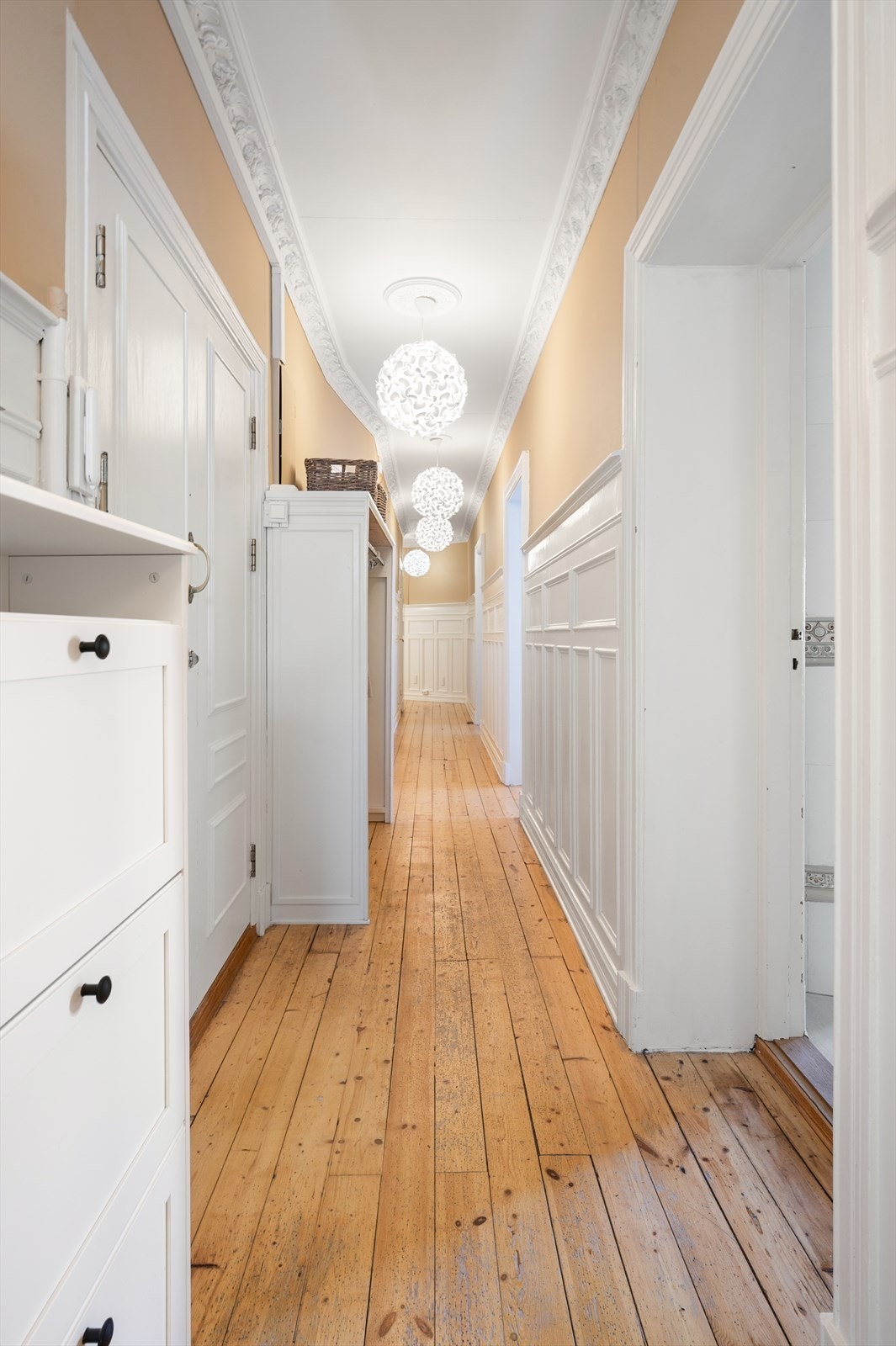 Entréen er romslig og gir et godt førsteinntrykk av leiligheten. Her er det rom for å henge fra seg yttertøy og sko i praktisk garderobe. Innvendig trapp ned til underetasjen Galleribilde