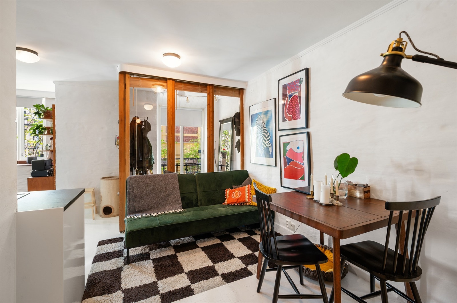 Store vindusflater og utgang til egen terrasse Galleribilde