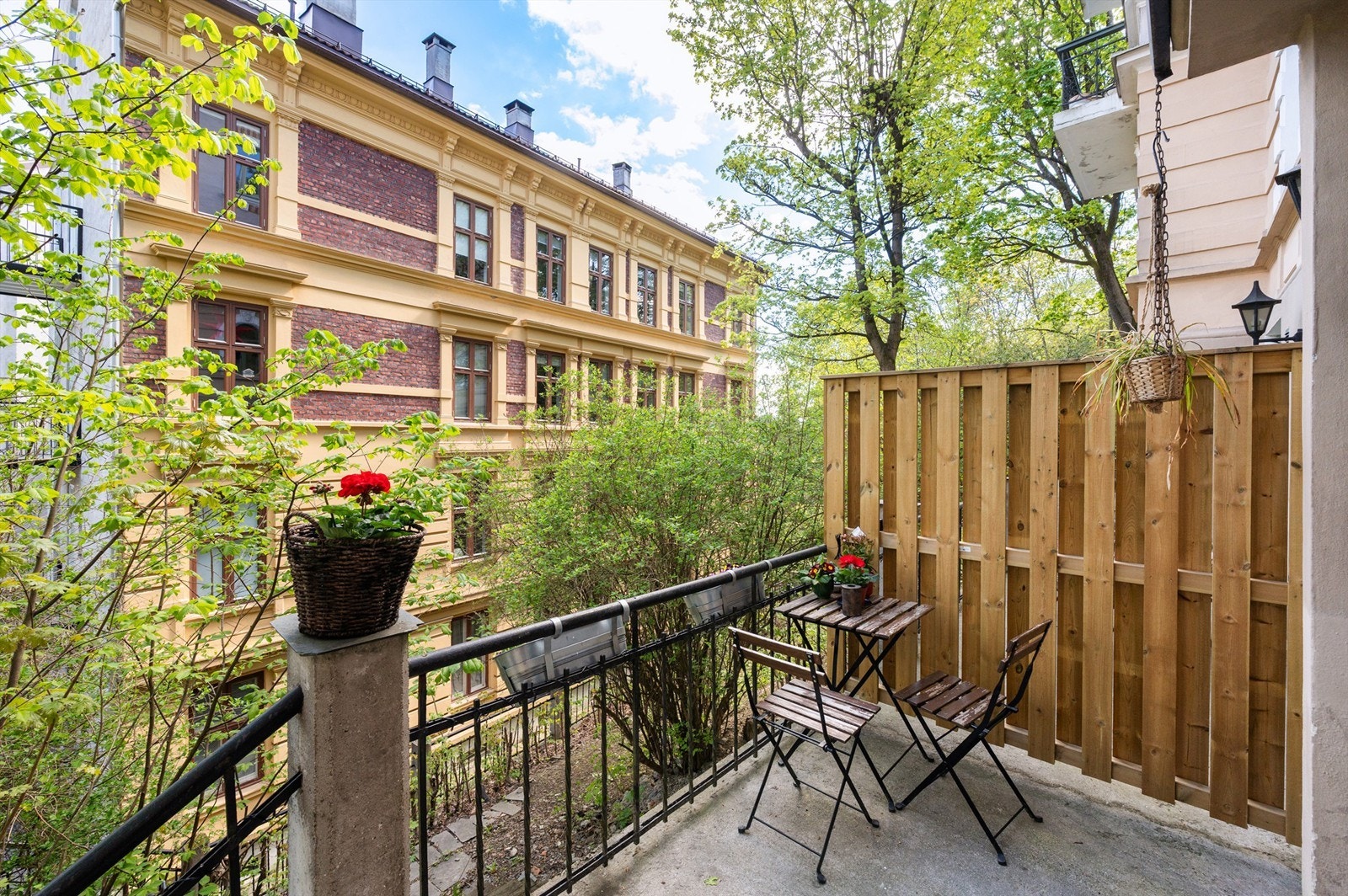 Terrasse og adkomst til hybel nr 2 Galleribilde