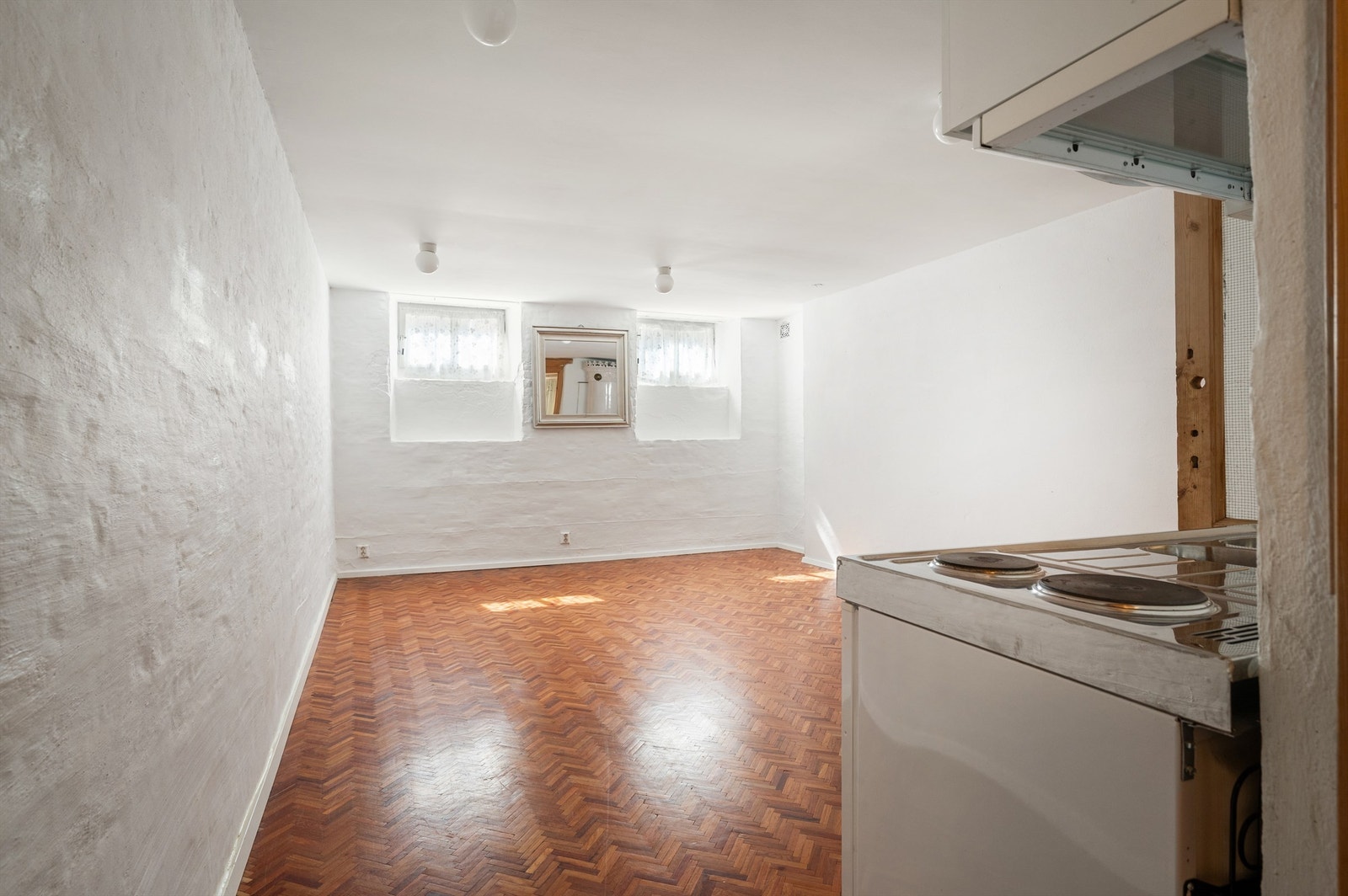 Hybel 1 har ikke egen inngang fra utsiden og selger har brukt hybel 1 som en del av deres bolig. Perfekt som kjellerstue, ungdomsbolig e.l. Tilgang enten via hoved leiligheten eller via de andre delene av underetasjen. Galleribilde