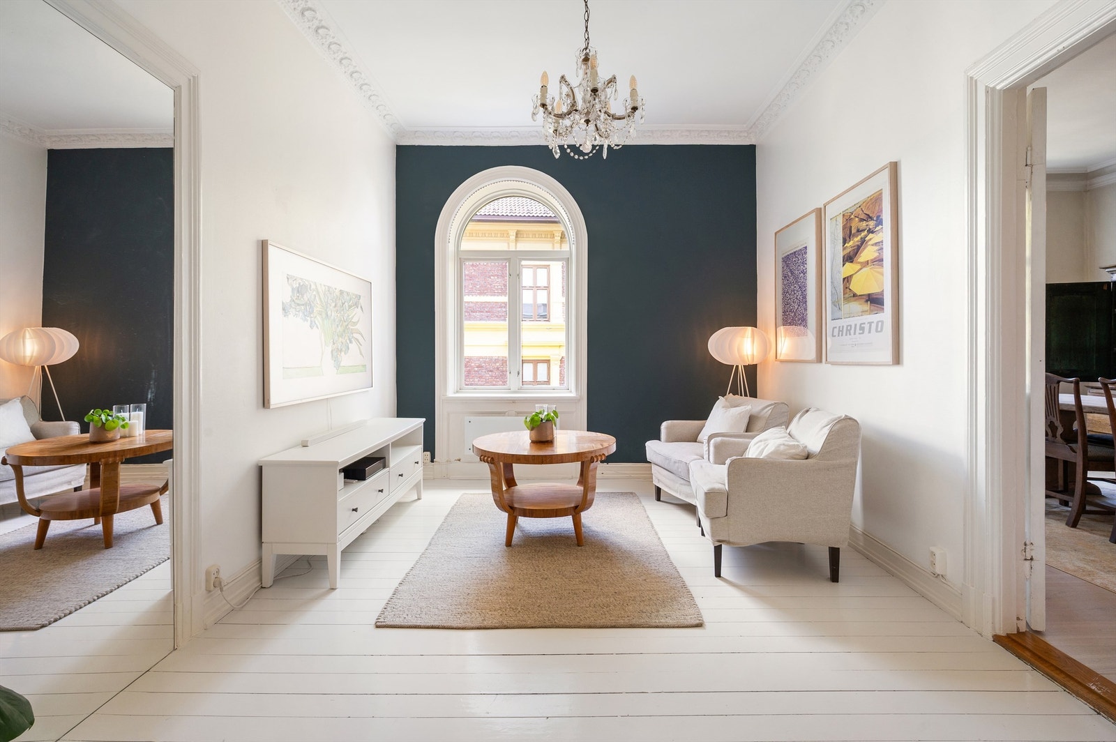 Soverom 1 brukes i dag som stue og har god plass til sofa med tilhørende mediemøblement. Galleribilde