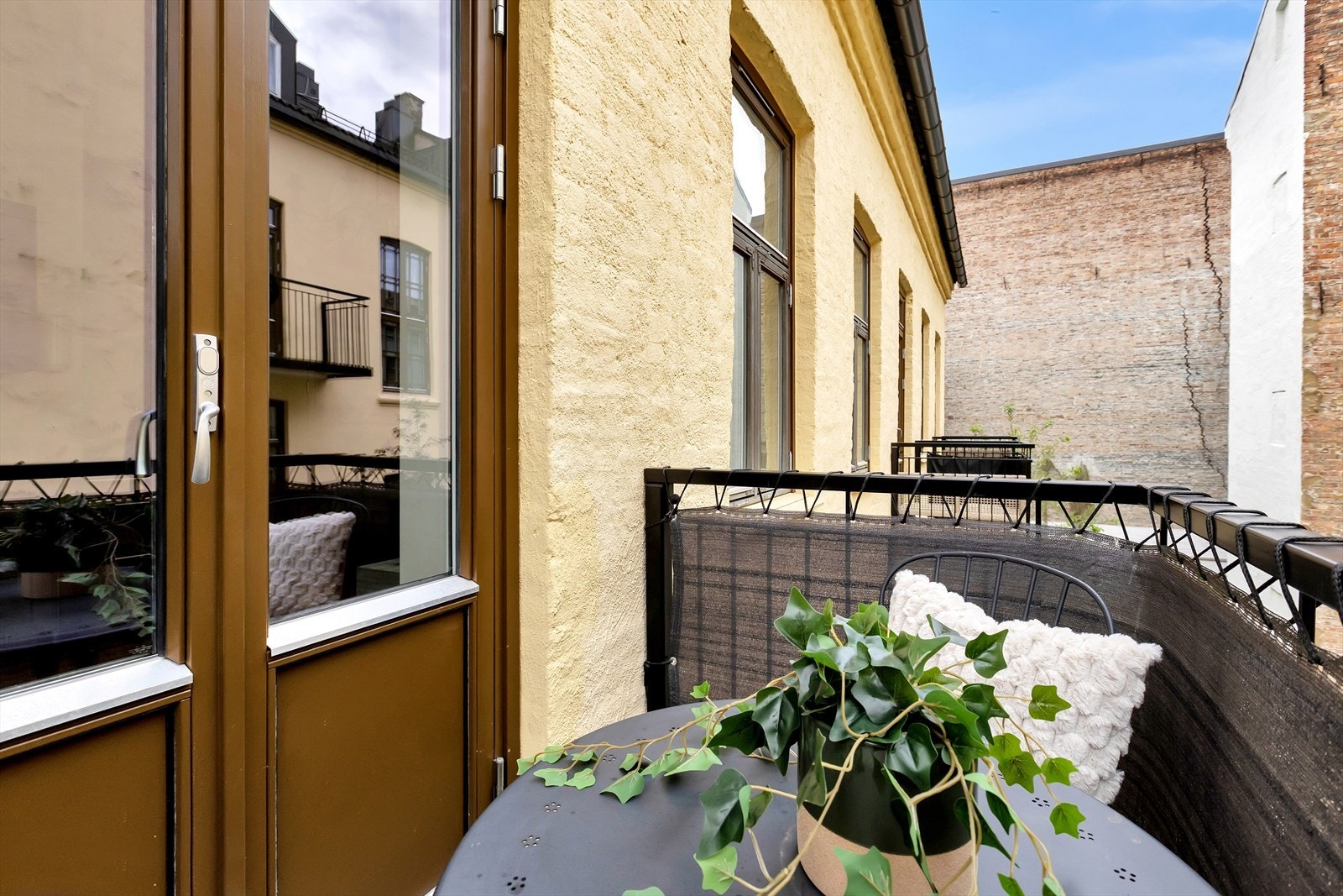 Balkongen har plass til bord og sitteplasser. Galleribilde