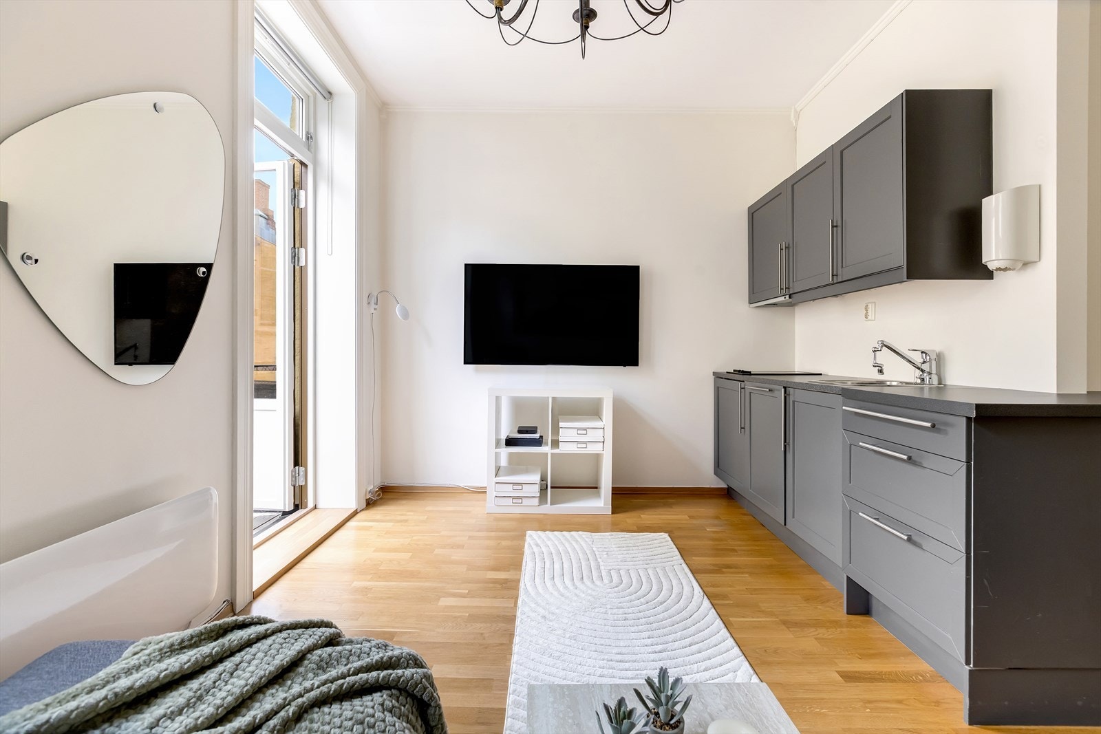 Kjøkkenet har glatte fronter og laminert benkeplate med integrerte hvitevarer. Galleribilde