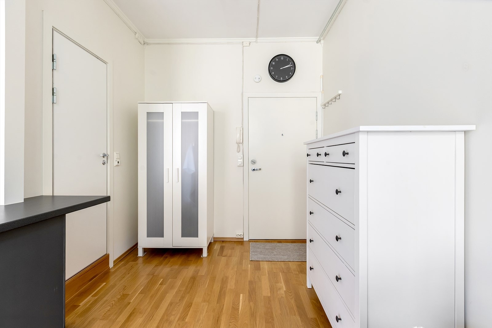 Innbydende entré som gir et godt førsteinntrykk av leiligheten. Det er god plass til oppheng av yttertøy og oppstilling av sko. Galleribilde