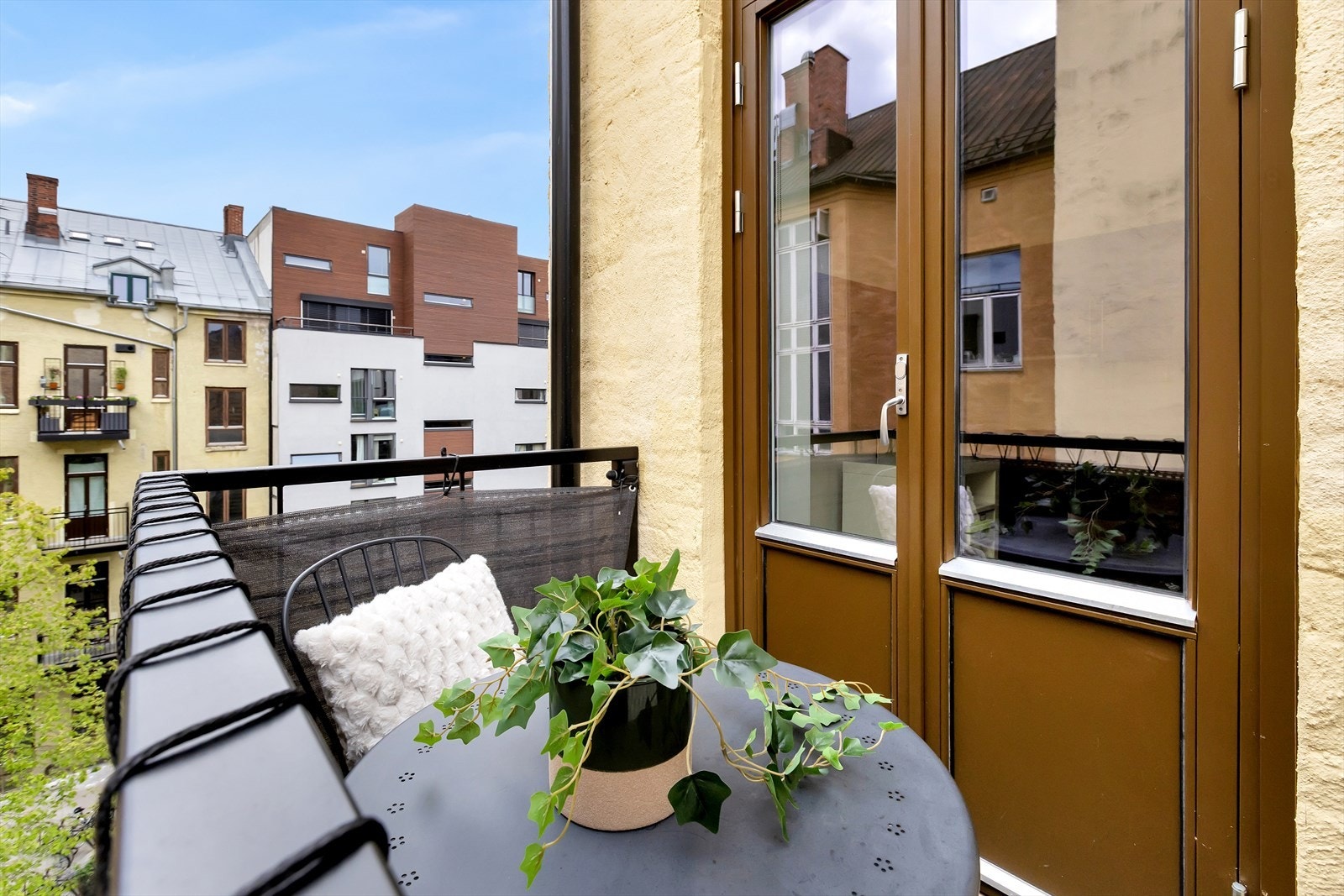 Fra balkongen har man utsikt til koselig nærområde og fellesareal. Galleribilde
