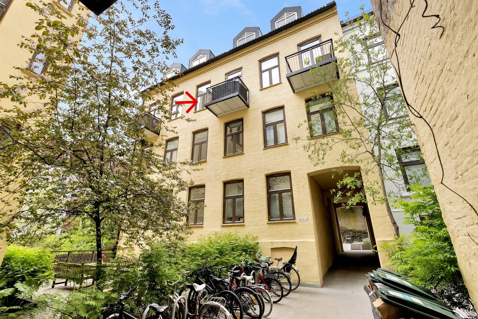 Pen fasade med klassisk preg. Galleribilde