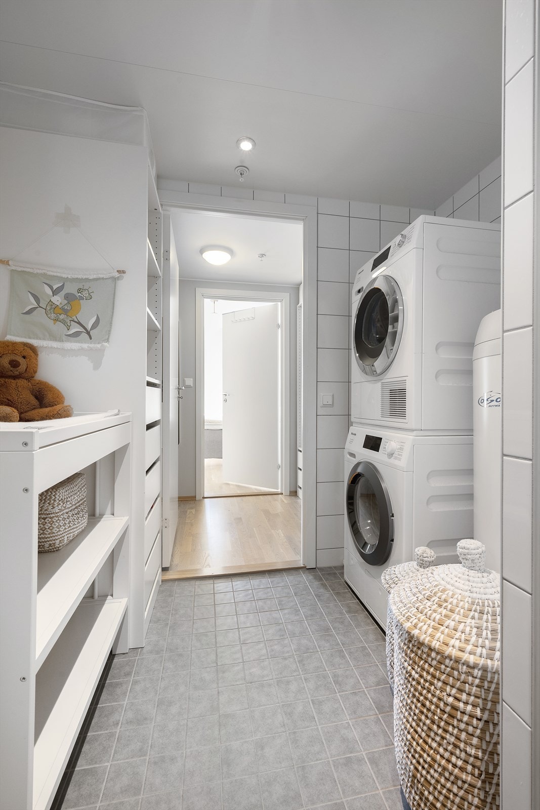 Både badet og vaskerommet er heilflisa med varmekablar i golvet. I tillegg er det downlights i himlingane. Galleribilde