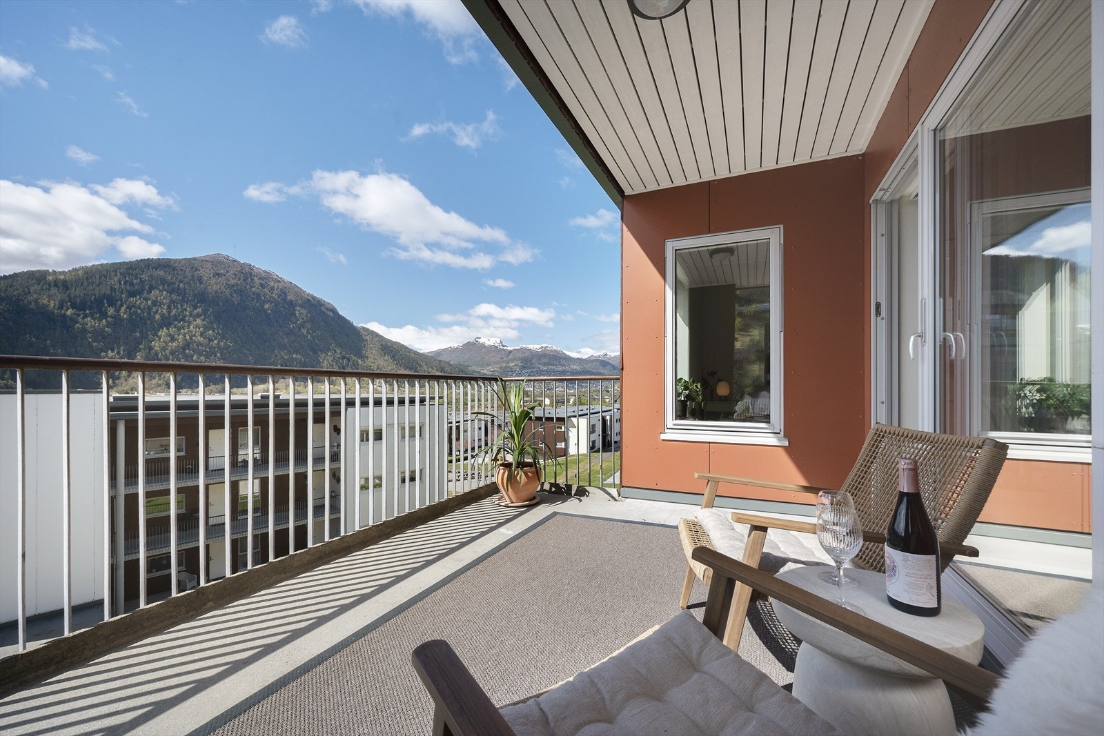Balkongen er 13 m² og er dels overbygd.Her er det god plass til møblering og gode soltilhøve. Galleribilde