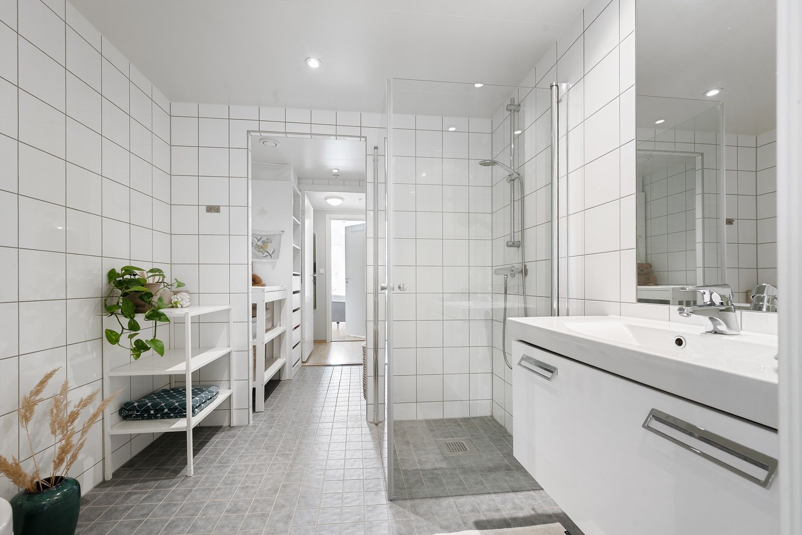 Badet og vaskerommet er fint utført i tidlause fargar og med moderne innreiing. Galleribilde