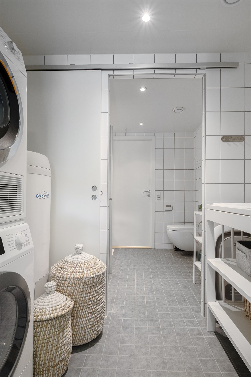 Badet og vaskerommet er adskilt med fin skyvedør. Galleribilde