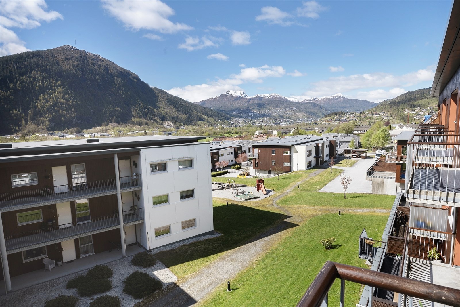 Frå balkongen er det luftig utsikt nedover dalføret mot sentrum. Galleribilde