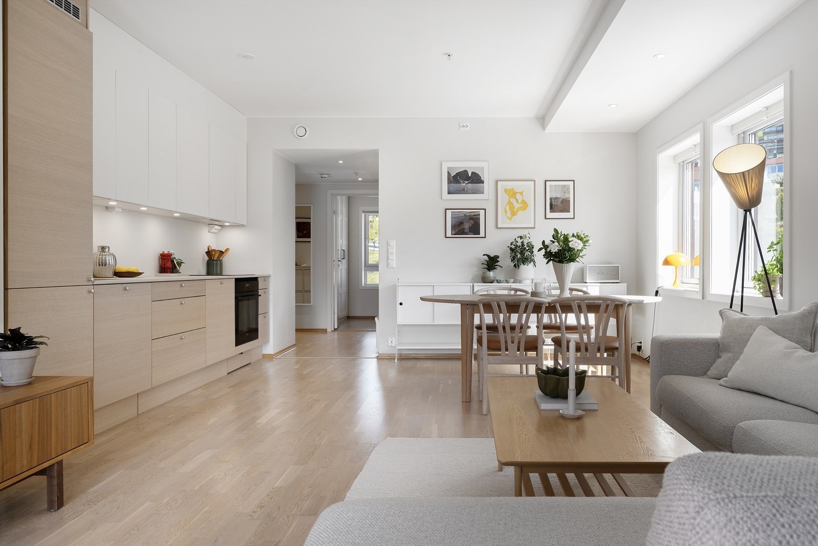 Stova har god plass til både sofagruppe og spisebord. Galleribilde