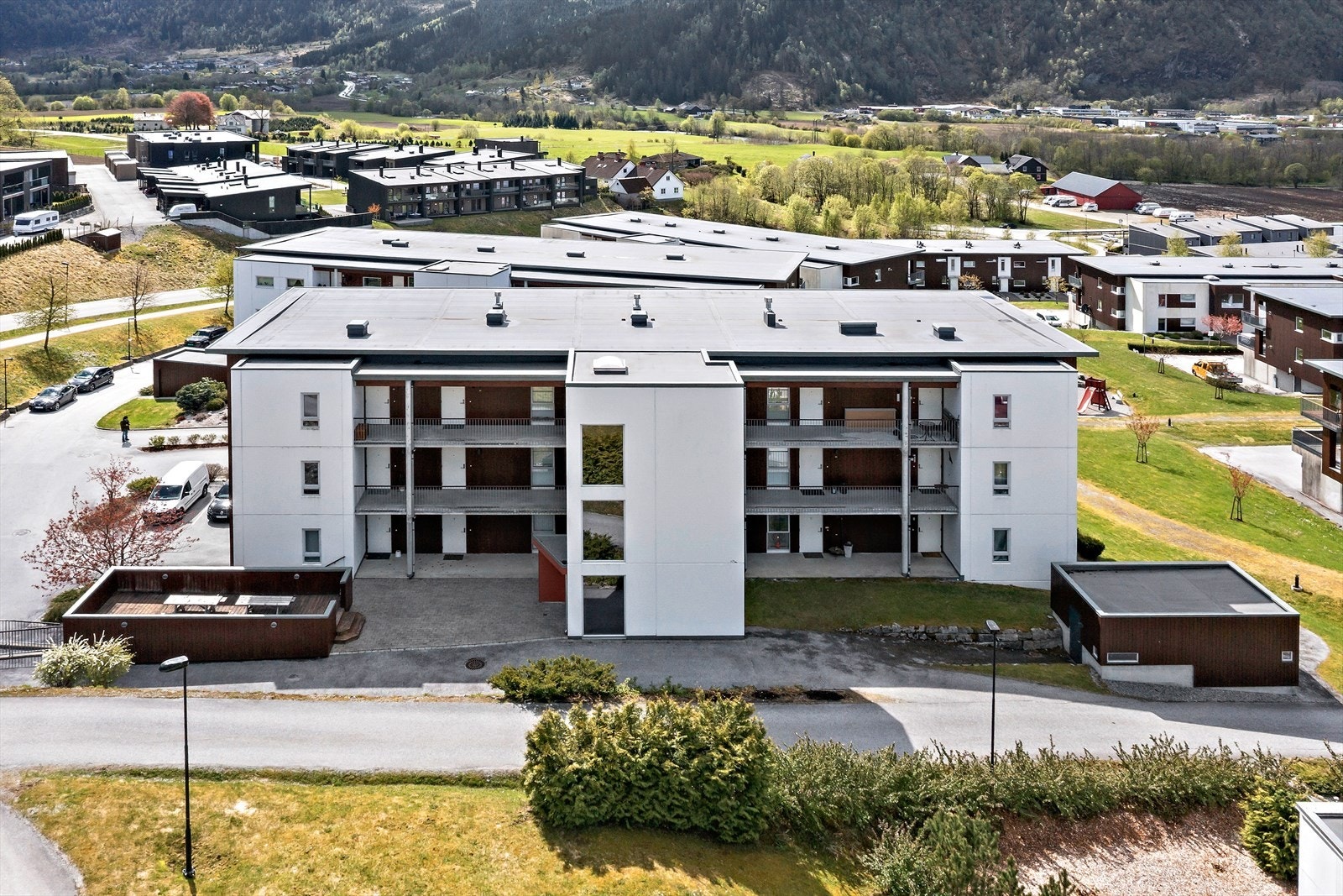 Leilegheita ligg i 3. etasje og disponerer garasjeplass m/ladar i kjellaren. Det er heis og porttelefon i bygget. Galleribilde