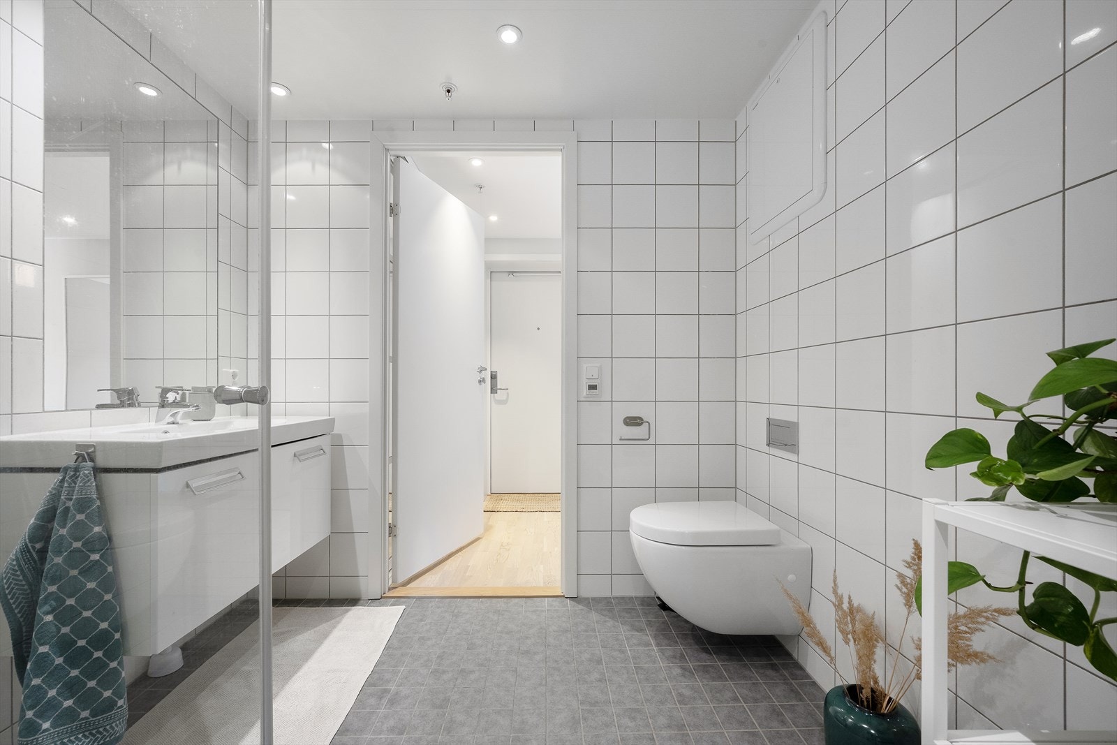 Badet har vegghengt toalett, servant i underskap og balansert ventilasjon. Galleribilde