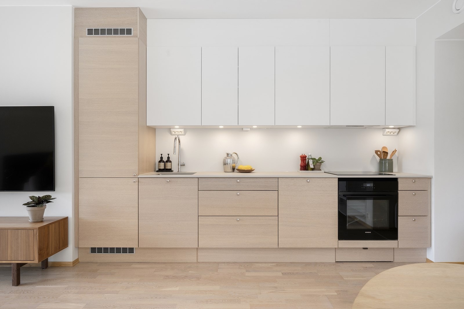 Kjøkkenet frå HTH vart fornya i 2025, med Dekton-benkeplate i stein og integrerte kvitevarer. Galleribilde