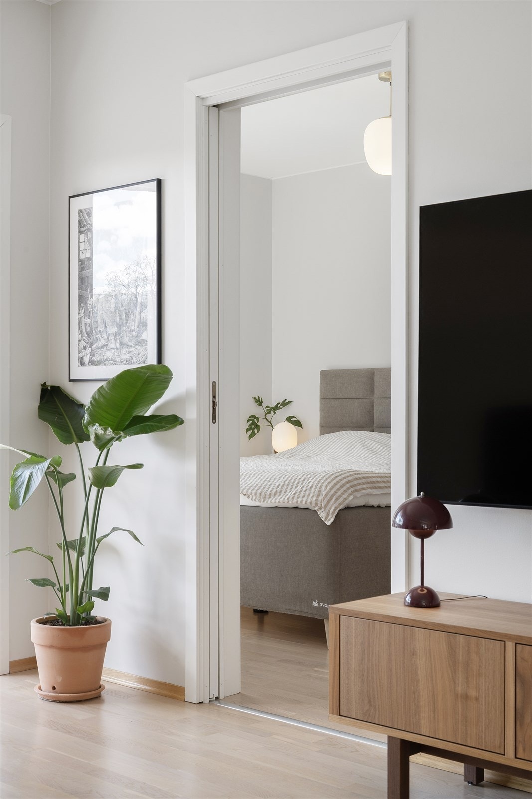 Frå stova ledar skyvedør inn til eitt av tre soverom. Galleribilde
