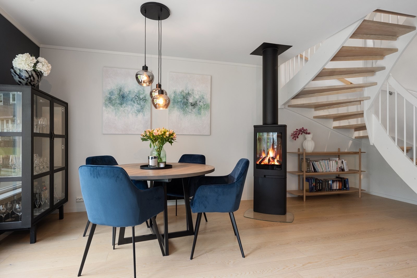 Vinkeltrappen i trekonstruksjon binder de to etasjene sammen på en elegant måte. Galleribilde
