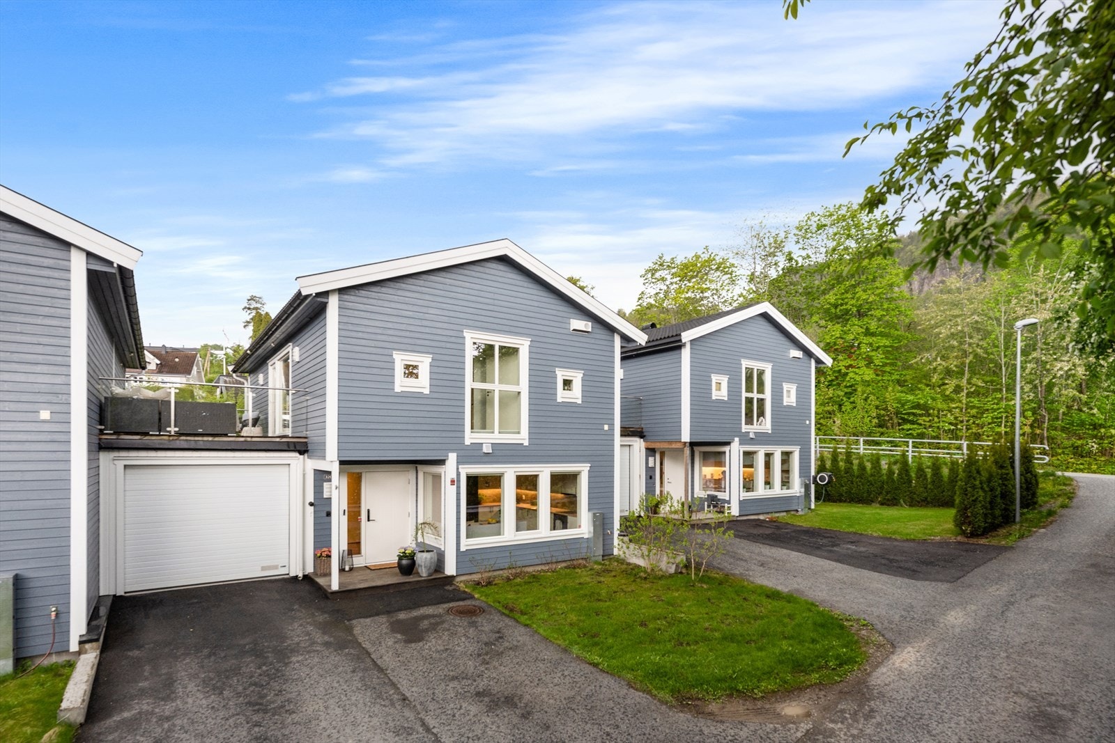 Fra boligen er det kort gangavstand til Hvalstad stasjon, hvor toget tar deg til Oslo S på litt over 20 minutter. Galleribilde