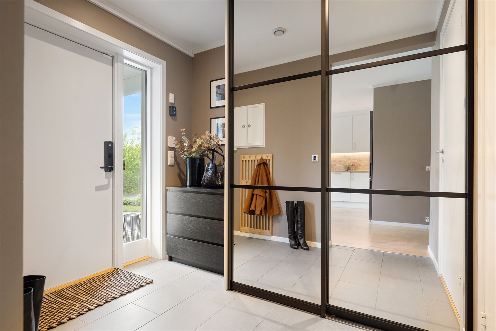 En romslig skyvedørsgarderobe med speilfronter gir rikelig med lagringsplass for yttertøy og sko. Galleribilde