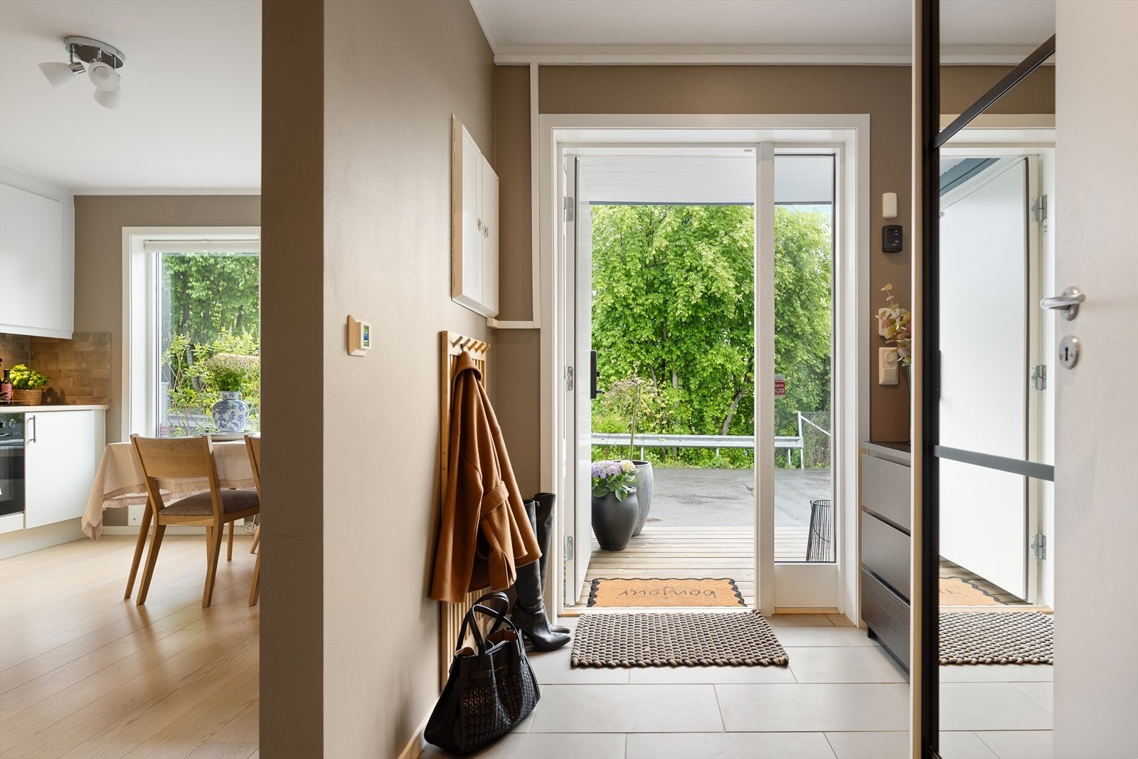 Entréen har flislagt gulv med varmekabler som sikrer en tørr og lun velkomst. Galleribilde