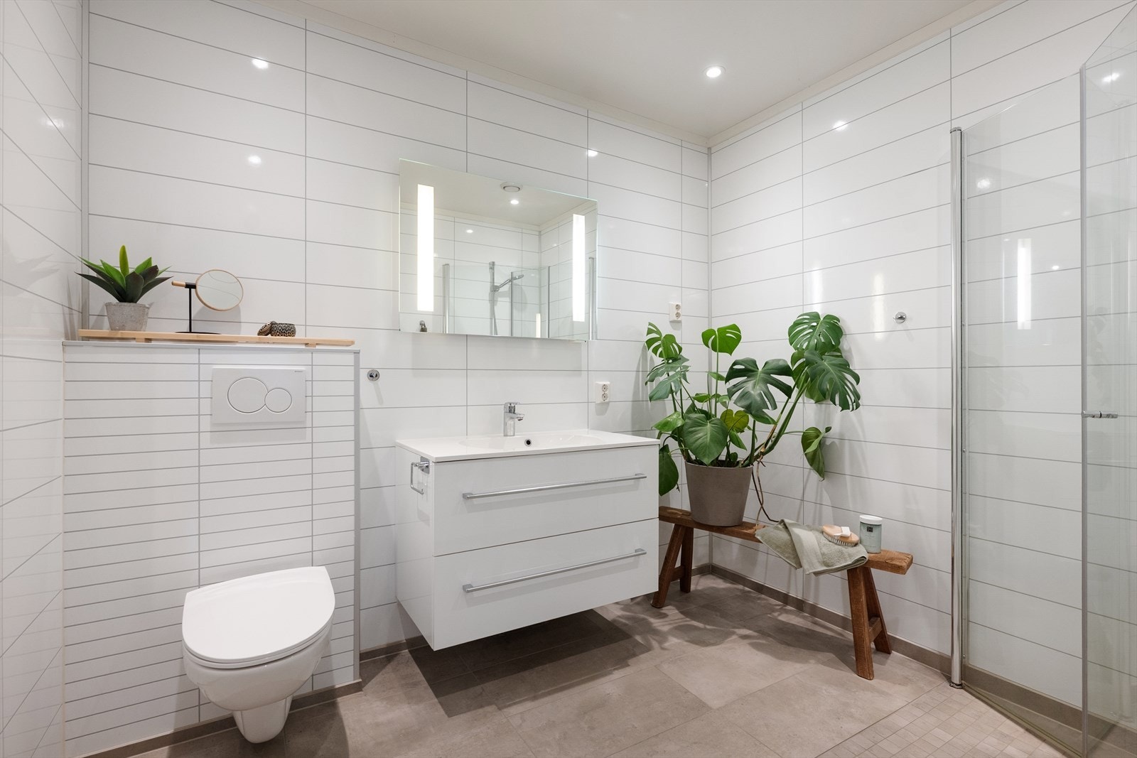 Badet i andre etasje ble oppgradert i 2024 med nye varmekabler og fliser på gulvet. Galleribilde