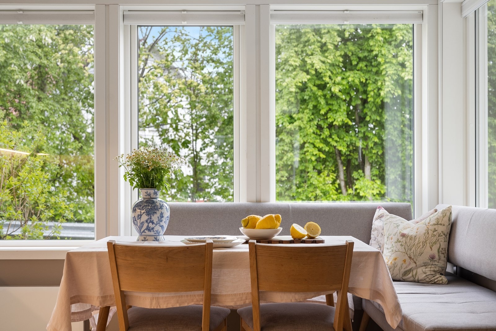 Vinduene i spisekroken slipper inn rikelig med dagslys og gir utsyn mot det grønne. Galleribilde