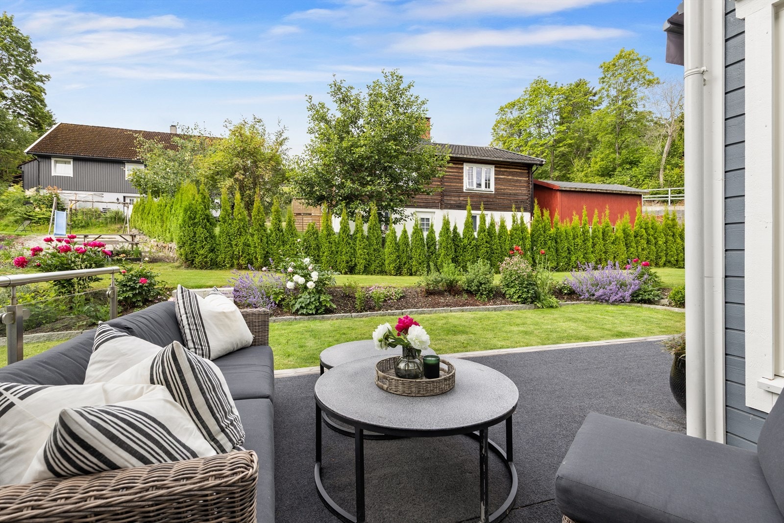 Uteområdet gir rom for personlig preg med plass til krukker og prydvekster. Galleribilde