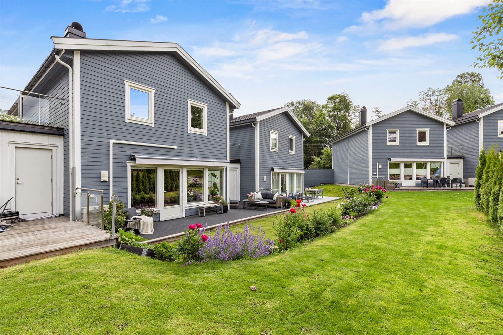 Boligen har to store uteplasser, inkludert en sørvendt terrasse med direkte utgang til hagen. Galleribilde