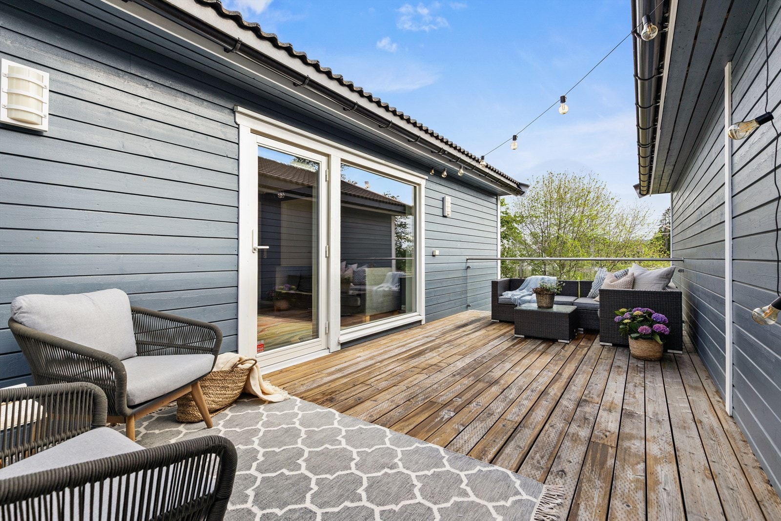 Terrassen i andre etasje er på 21 m² og har rekkverk i metall med glassfelt. Galleribilde