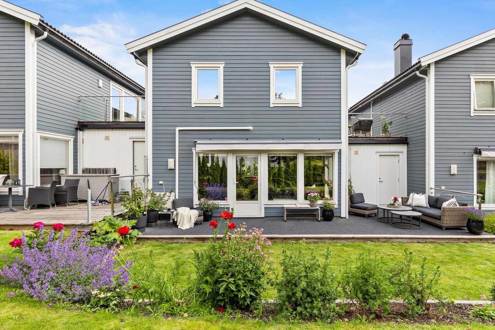 Dette er en kjedet enebolig fra 2017 med en familievennlig planløsning, fordelt over to plan med separate soner for sosialt samvær. Galleribilde